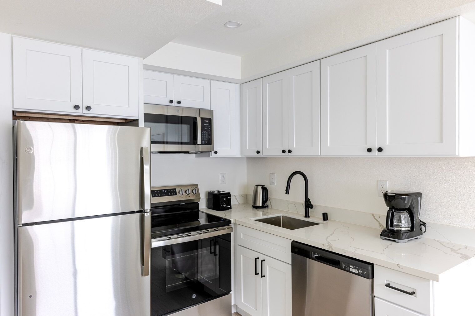 雪櫃、微波爐、焗爐、洗碗機