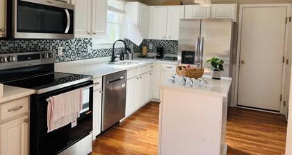 5Bedroom vacation home in prime location w/ NETFLIX, king bed, workspace & patio