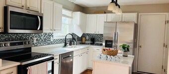 5Bedroom vacation home in prime location w/ NETFLIX, king bed, workspace & patio