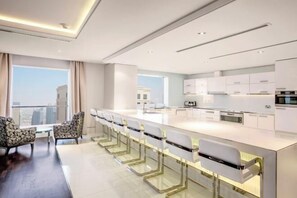 Cots/infant beds - Hilton Dubai the Walk (Dubai)