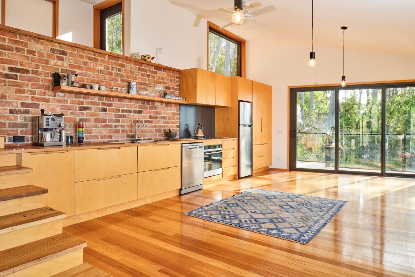 Kjøleskap, ovn, kokeplater og oppvaskmaskin