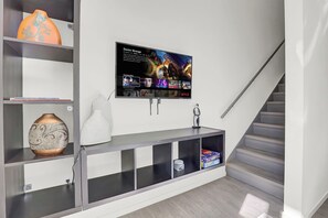 Interior - Chic 1-bed loft in Playhouse square, near Stadiums, Theater, Dining, Pets OK (Cleveland)