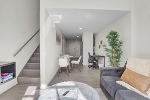 Smart TV, fireplace, table football, ping pong - Chic 1-bed loft in Playhouse square, near Stadiums, Theater, Dining, Pets OK (Cleveland)