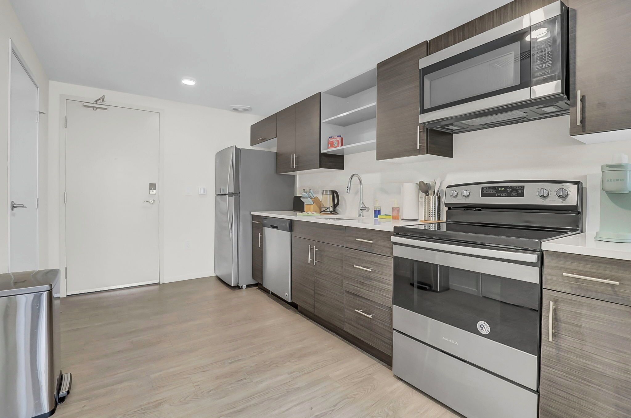 Jääkaappi, mikroaaltouuni, uuni, liesi