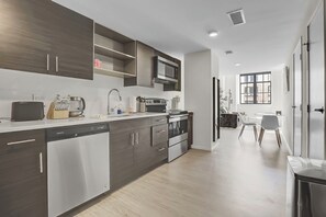 Refrigerador, microondas, horno y parrilla de estufa