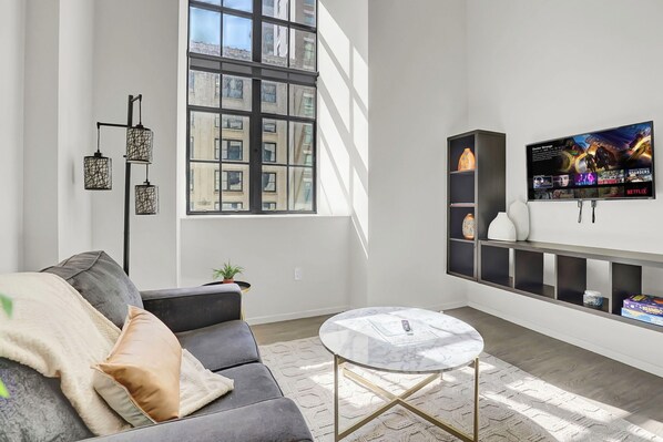 Smart TV, fireplace, table football, ping pong - Chic 1-bed loft in Playhouse square, near Stadiums, Theater, Dining, Pets OK (Cleveland)