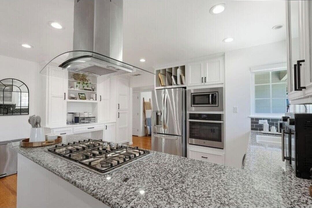 Refrigerador, microondas, horno y parrilla de estufa 