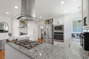 ثلاجة، ميكروويف، فرن، موقد طهي مسطح