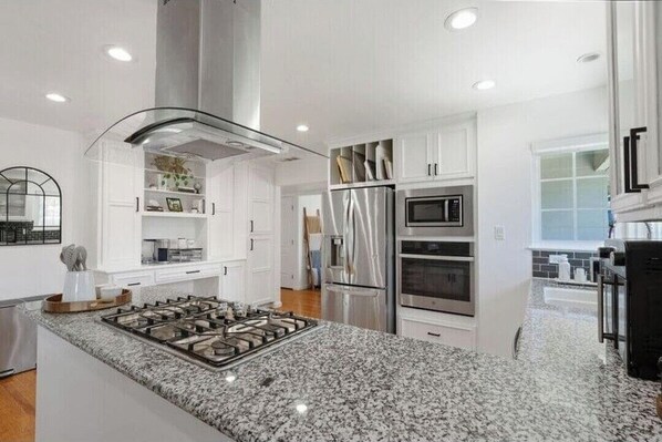 Fridge, microwave, oven, stovetop - Charming 3-bedroom house close to downtown Sacramento (Sacramento)