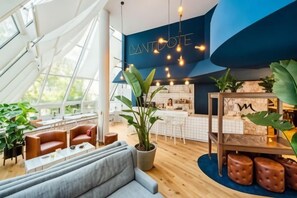 Un interior moderno con una zona de bar, asientos y un ventanal grande.