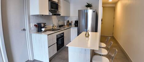 Microondas, horno, placa de cocina