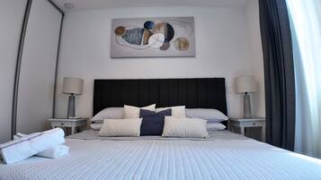 Planxa i posts de planxar, wifi i roba de llit