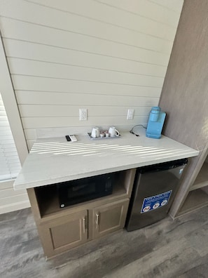 Nhà gỗ Cao cấp, sân hiên | Tủ lạnh nhỏ