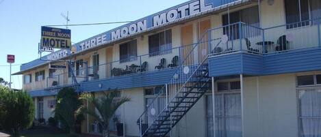 Ein Motel mit einer zweistöckigen Struktur, einem Balkon im oberen Geschoss und einer Treppe zum Eingang.
