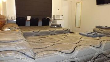 โต๊ะทำงาน, พื้นที่ทำงานแบบใช้แล็ปท็อป, เตารีด/โต๊ะรีดผ้า, Wi-Fi ฟรี