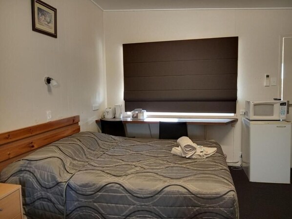 Desk, laptop workspace, iron/ironing board, free WiFi