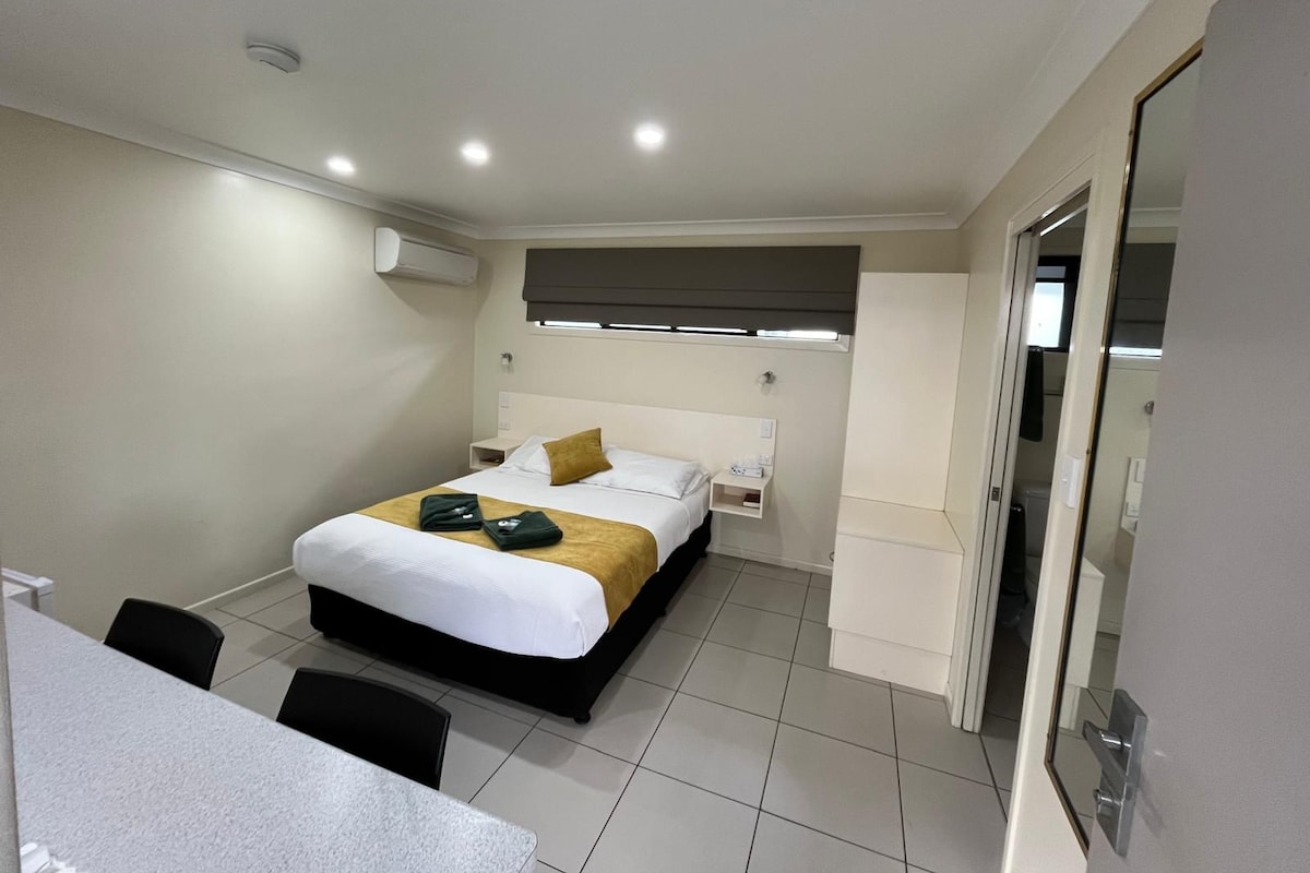 Double Room | Desk, laptop workspace, iron/ironing board, WiFi (free)