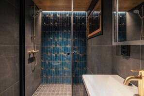 Quarto casal exclusivo, 1 cama Queen, para não fumantes, no pátio | Banheiro | Chuveiro, secador de cabelo, bidê, piso aquecido