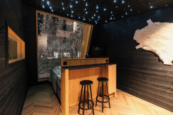 Quarto casal exclusivo, 1 cama Queen, para não fumantes, no pátio | Wi-Fi de cortesia, roupa de cama