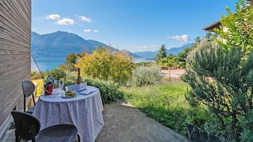 Familienvilla, Mehrere Schlafzimmer, 2 Bäder, Bergseite (Villa Mondacce) | Speisen im Freien