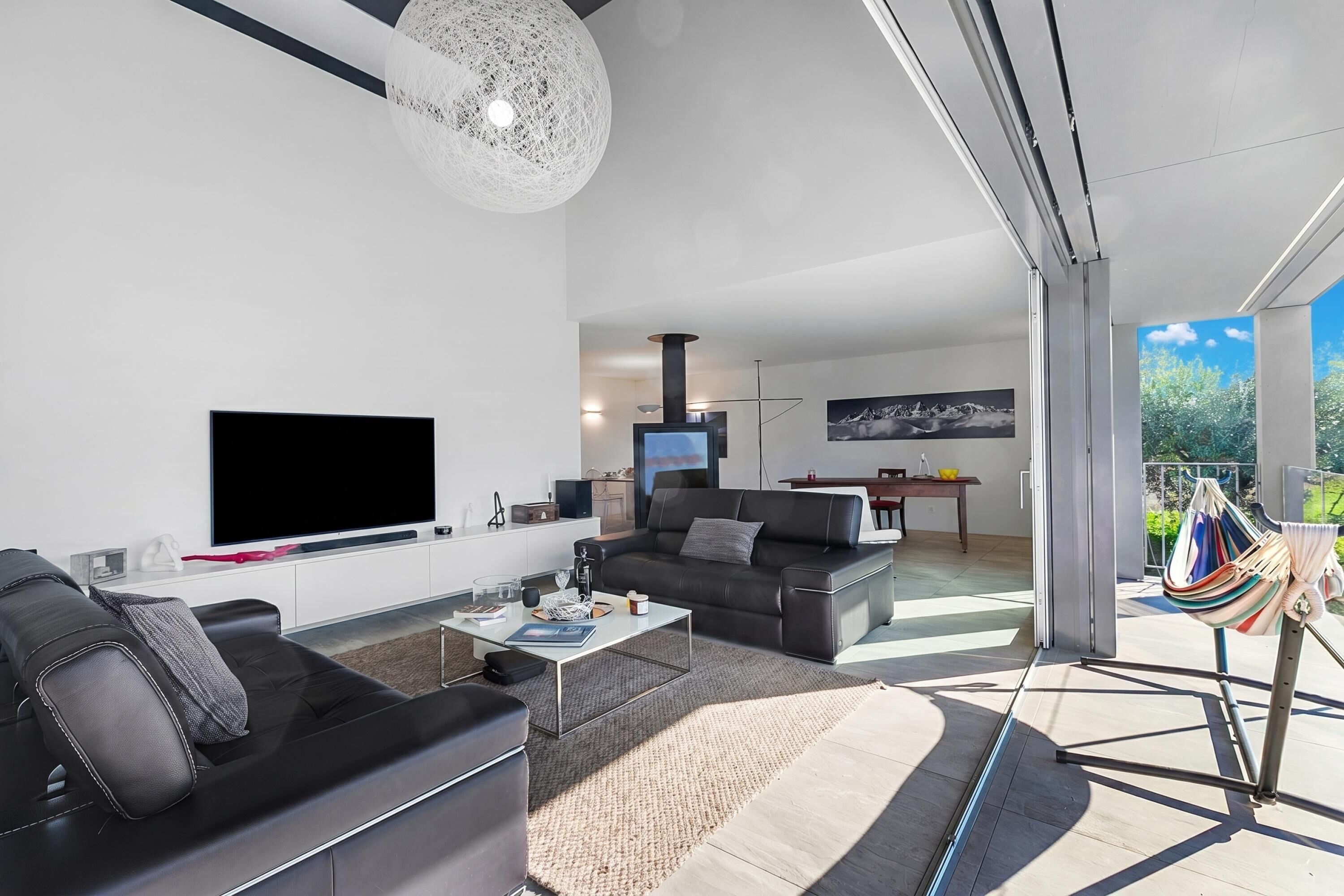 Family Villa, Multiple Bedrooms, 2 Bathrooms, Mountainside (Villa Mondacce) | Living area | 21-inch flat-screen TV with cable channels, fireplace