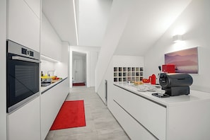 Family Villa, Multiple Bedrooms, 2 Bathrooms, Mountainside (Villa Mondacce) | Private kitchen | Fridge, microwave, oven, stovetop - Villa Mondacce (Minusio)