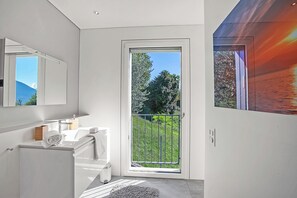 Family Villa, Multiple Bedrooms, 2 Bathrooms, Mountainside (Villa Mondacce) | Bathroom