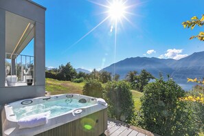 Outdoor spa tub - Villa Mondacce With Jacuzzi & Lake Views (Minusio)
