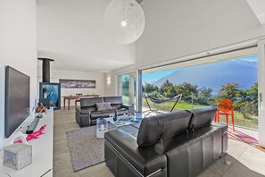 Family Villa, Multiple Bedrooms, 2 Bathrooms, Mountainside (Villa Mondacce) | Living area | 21-inch flat-screen TV with cable channels, fireplace - Villa Mondacce (Minusio)
