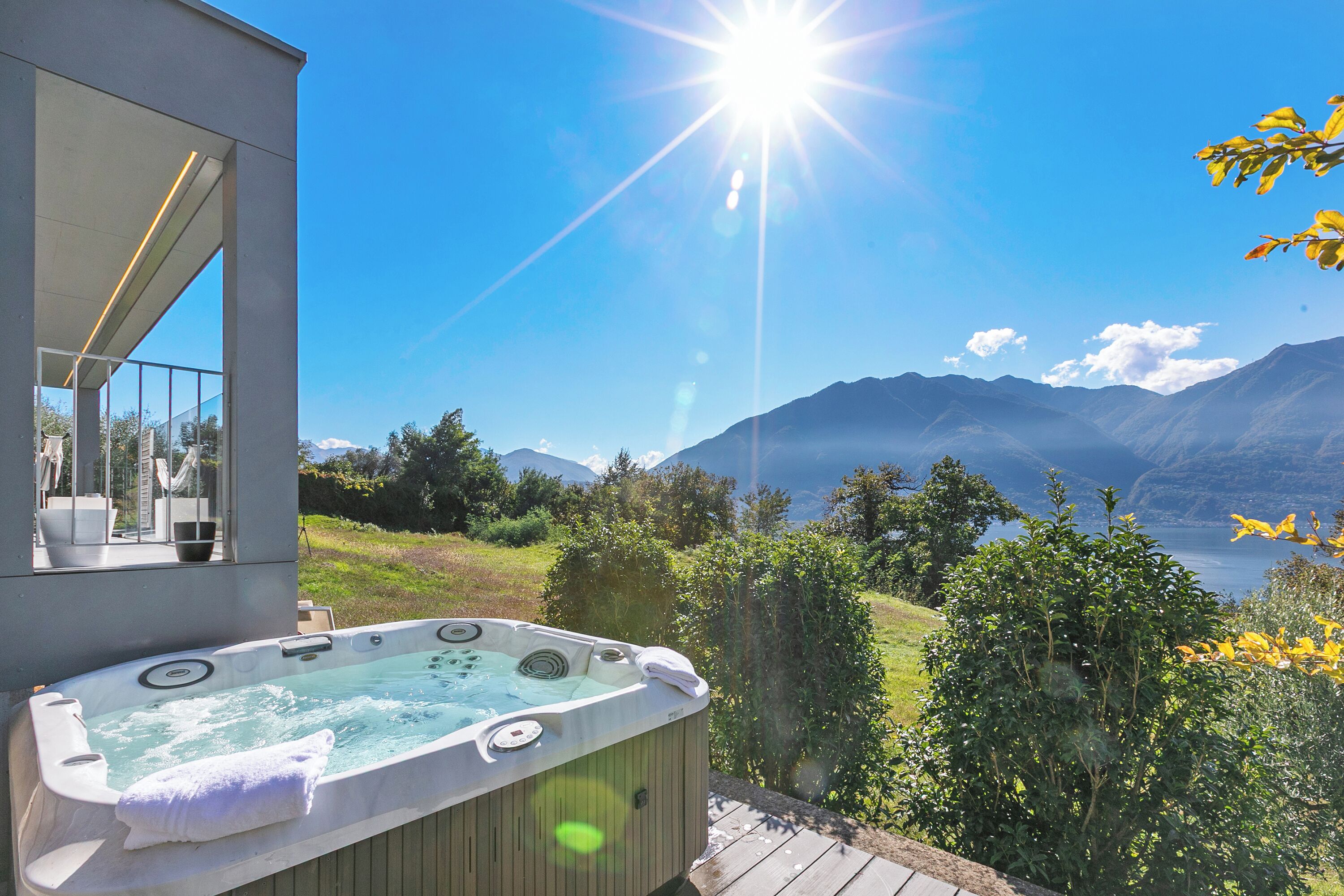 Villa Familiale, plusieurs chambres, 2 salles de bains, côté montagne (Villa Mondacce) | Bain à remous extérieur