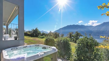 Villa Familiale, plusieurs chambres, 2 salles de bains, cÎté montagne (Villa Mondacce) | Bain à remous extérieur