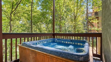 Bañera de hidromasaje al aire libre