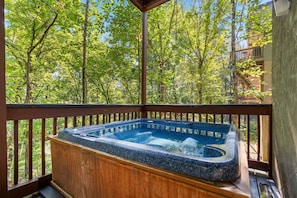 Outdoor spa tub - Eagles Rest! Location! Free Tickets! (Pigeon Forge)