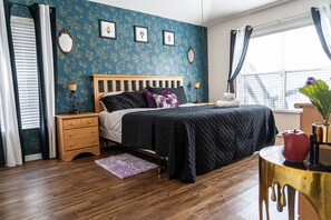 5 chambres, bureau, fer et planche à repasser, lit de bébé portatif