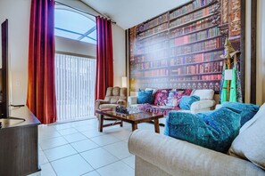 Téléviseur connecté, table de ping-pong, livres