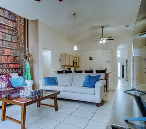 Téléviseur connecté, table de ping-pong, livres