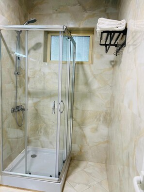 拖鞋、毛巾、肥皂、洗发水