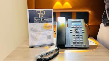 Caja de seguridad en la habitación y escritorio