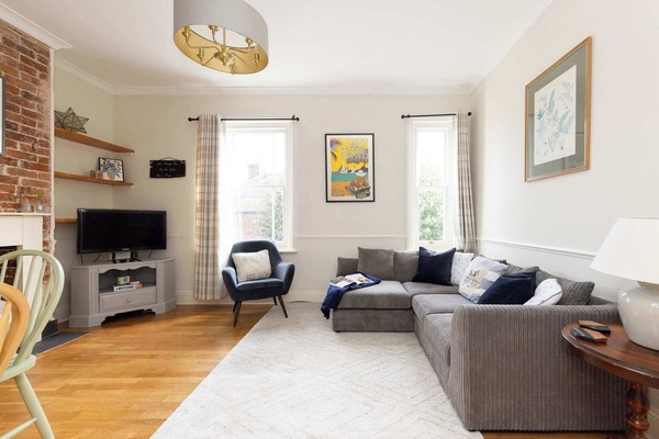 Welcome to this 2-storey maisonette in the City of Chichester!