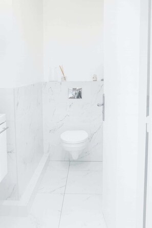 Regadera, secadora de cabello, toallas 