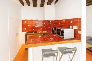 Jääkaappi, mikroaaltouuni, liesi, kahvin-/teenkeitin