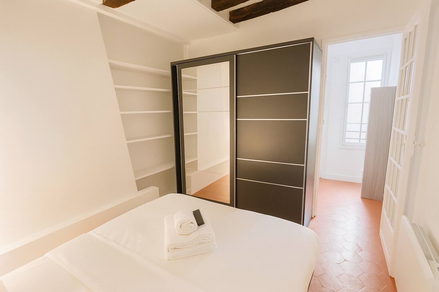 Silitysrauta/-lauta, Wi-Fi, vuodevaatteet