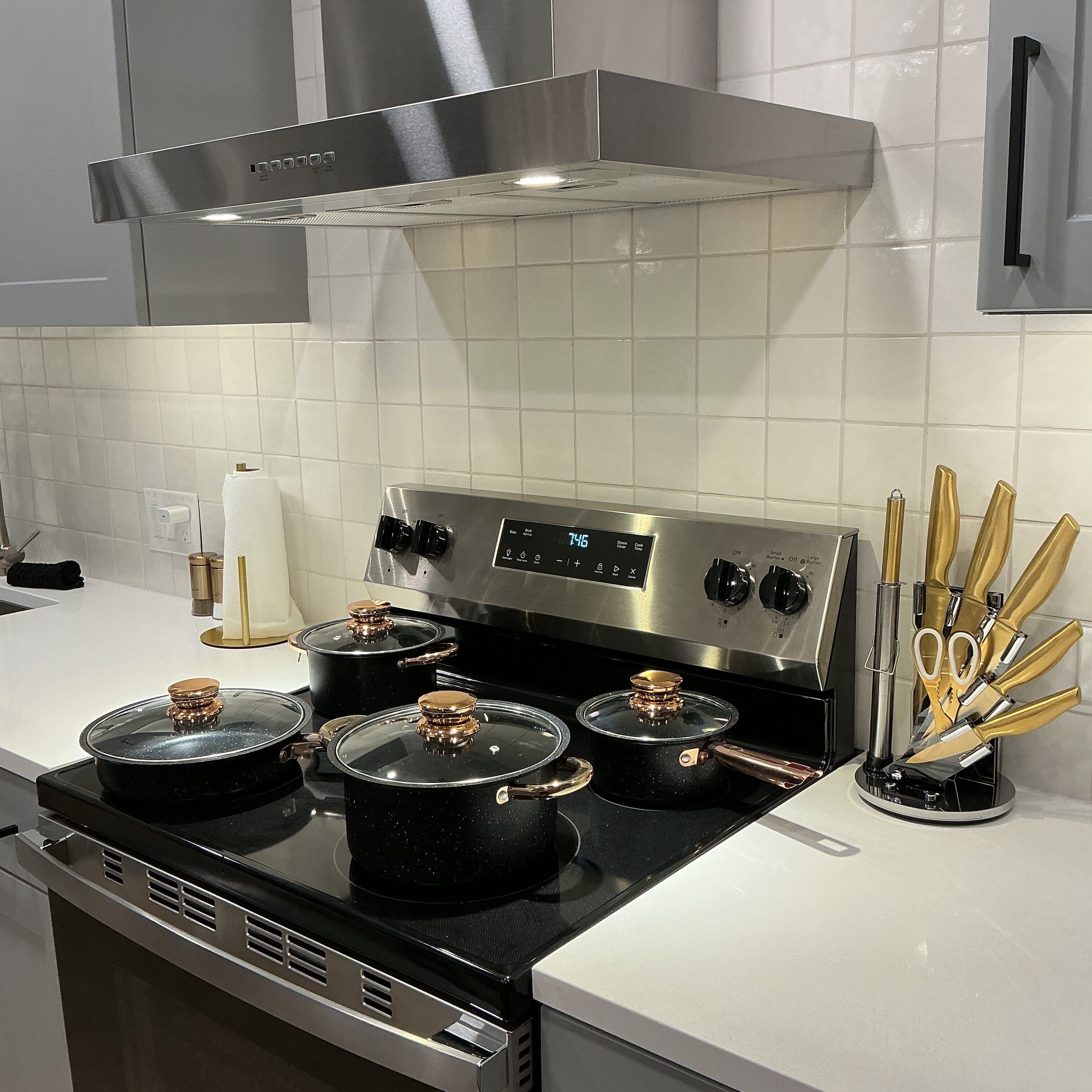 Mikrobølgeovn, ovn, kokeplater og oppvaskmaskin