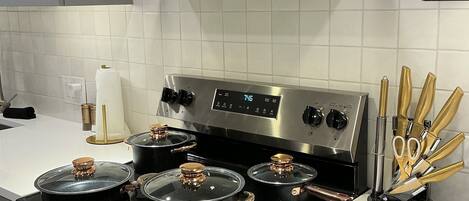 Mikrobølgeovn, ovn, kokeplater og oppvaskmaskin