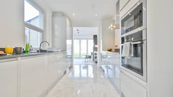 Fridge, microwave, oven, coffee/tea maker