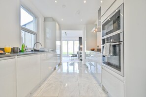 Fridge, microwave, oven, coffee/tea maker - The Grove by Tŷ SA (Cardiff)