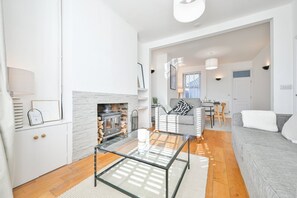 TV - The Grove by Tŷ SA (Cardiff)