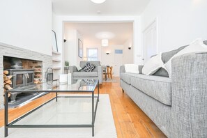 TV - The Grove by Tŷ SA (Cardiff)