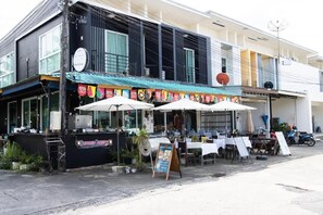 Khu ẩm thực ngoài trời