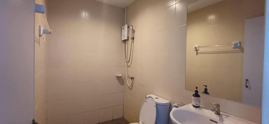 Toalettartikler (inkludert), tøfler, håndklær og toalettpapir